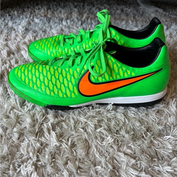NIKE. Low cleat soccer shoes. Lime green with orange swish detailing. Size 8 - Picture 2 of 4